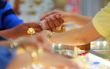 Giá vàng 'loạng choạng' cùng chiều với USD