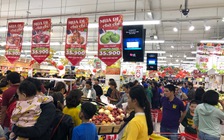 Chen chân siêu thị mua đồ tết