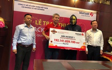 Trao 192 tỉ đồng tiền trúng số Vietlott cho khách hàng tại TP.HCM