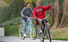 Selena Gomez và Justin Bieber tình tứ đạp xe dạo phố giữa tin đồn tái hợp