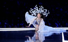 Siêu mẫu Trung Quốc ngã sõng soài trên sàn diễn Victoria’s Secret