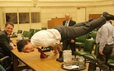 Thủ tướng Canada trổ tài yoga ngay tại văn phòng