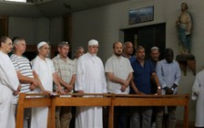 [Chùm ảnh] Người Hồi giáo ở Pháp, Ý đoàn kết cùng cộng đồng Công giáo