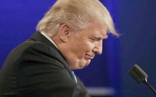 Trump than micro của ông bị lỗi tại buổi tranh luận trực tiếp