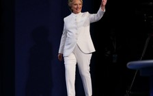 Giải mã ý nghĩa bộ vest trắng bà Clinton mặc trong buổi tranh luận cuối cùng