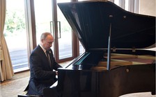 Ông Putin ngẫu hứng chơi piano lúc đợi Chủ tịch Trung Quốc