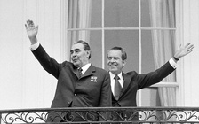 Lãnh đạo Liên Xô Brezhnev từng lái xe chở Tổng thống Mỹ Nixon