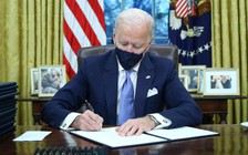 Có gì sau 'chữ ký đắt giá nhất lịch sử' của Tổng thống Biden?