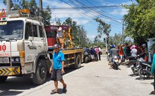 Tàu hỏa tông ô tô, 2 người thoát chết, ô tô bẹp dúm