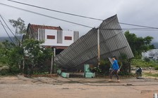 Lốc xoáy kinh hoàng, hơn 100 căn nhà bị tốc mái