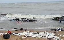Phú Yên: Tàu cá tiền tỉ bị sóng đánh vỡ tan tành