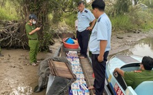 An Giang: 'Bỏ quên' xuồng gỗ chở 15.000 bao thuốc lá lậu trên kênh Vĩnh Tế