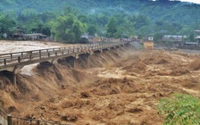 Một phóng viên bị lũ cuốn ở Yên Bái