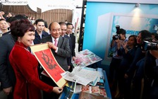 Báo Thanh Niên tặng Thủ tướng chữ 'Phúc' tại Hội báo toàn quốc 2019