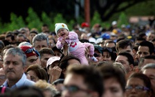 [ẢNH] Cận cảnh dân Venezuela tràn qua Colombia 'săn' nhu yếu phẩm