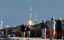 SpaceX sắp phóng 3 vệ tinh săn cướp biển, khủng bố