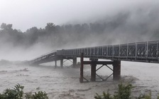 Người dân kinh hoàng chứng kiến cảnh tượng cây cầu bị lũ cuốn trôi