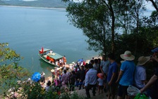 Nườm nượp người đến hồ Kẻ Gỗ trong kỳ nghỉ lễ
