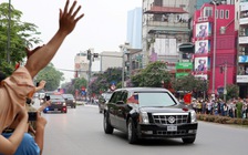 Cận cảnh đoàn xe của Tổng thống Obama đi trong sự chào đón của người dân