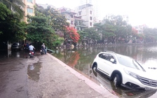 Mưa lớn trong đêm, ô tô lao xuống hồ Hà Nội