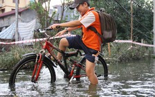 Nước ngập nửa mét, người dân lội bì bõm giữa Hà Nội