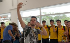 Các chàng trai futsal Việt Nam 'selfie' cùng người hâm mộ ở Medellin