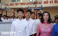 Công Phượng, Tuấn Anh, Xuân Trường tri ân thầy cô khi AFF Cup đang nóng bỏng