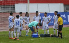 Nữ thủ môn của TNG Thái Nguyên đi cấp cứu khẩn cấp giữa trận đấu