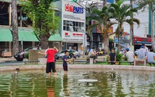 Không đeo khẩu trang, vô tư bắt cá ở công viên TP.HCM trong dịch Covid-19