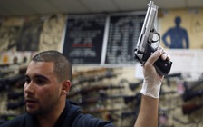 Phi công Mỹ bị bắt vì mang súng lên máy bay