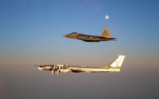 F-22 so kè Tu-95 ngoài khơi Alaska