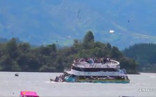 Phà chở 150 người chìm ở Colombia