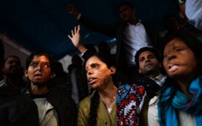 Một phụ nữ Ấn Độ 5 lần bị tạt a xít