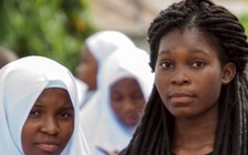 Cô gái kiên cường chống nạn 'yêu râu xanh' trên xe buýt