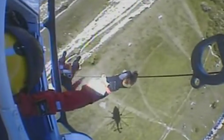 Thót tim cảnh học sinh treo lơ lửng trên vách đá gần 100m