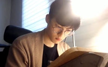 Mỹ nam Hàn vùi đầu dùi mài kinh sử gây sốt trên mạng