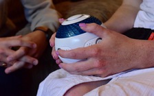 Sinh viên thiết kế bộ điều khiển để chị gái bại não tiếp cận công nghệ