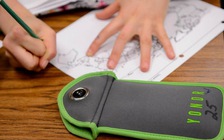 Nhiều trường Mỹ thí điểm khóa điện thoại học sinh trong giờ toán