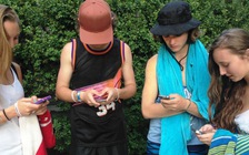 Người trẻ ngại gặp bạn bè, chuộng nhắn tin từ xa