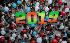 Muôn kiểu mừng giao thừa: Pháo hoa, cầu nguyện và... chui vào quan tài xả xui