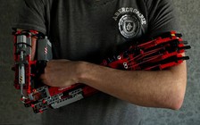 Bị mất tay bẩm sinh, bạn trẻ 19 tuổi tự lắp chi mới từ Lego