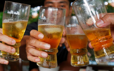 Con trai 13 tuổi ngộ độc cồn vì cha ép uống rượu để tăng đô