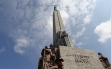 Lính Mỹ bị phạt 400 euro vì phóng uế tại Tượng đài Tự do ở Latvia