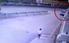 Cha mẹ đãng trí bỏ quên con giữa đường