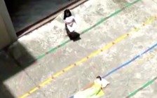 Giáo viên bị đuổi việc vì phạt 2 trẻ mầm non đứng giữa trưa nắng gắt