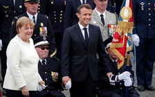 Thủ tướng Đức Merkel thoải mái đi bộ gần 1 km bất chấp tin đồn về sức khỏe