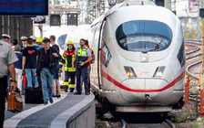 Bé trai 8 tuổi thiệt mạng vì bị người đẩy vào đoàn tàu đang lao đến