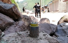 Kashmir bị phong tỏa, Ấn Độ tăng quân giáp Pakistan