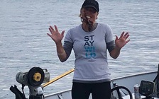 Nhập viện vì cho bạch tuộc bám lên mặt chụp ảnh