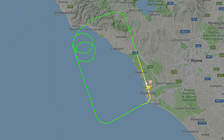 Động cơ máy bay vỡ tan giữa không trung, mảnh vụn rải xuống thành Rome